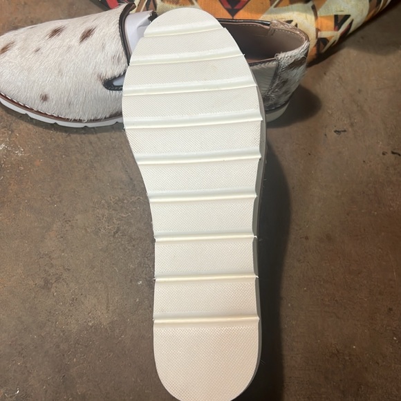 Ionoze Cowhide Shoes 7 - Picture 4 of 6